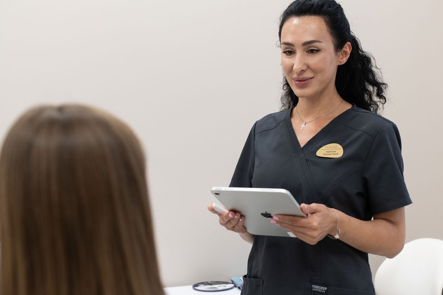 Косметолог проводить консультацію пацієнта перед процедурою