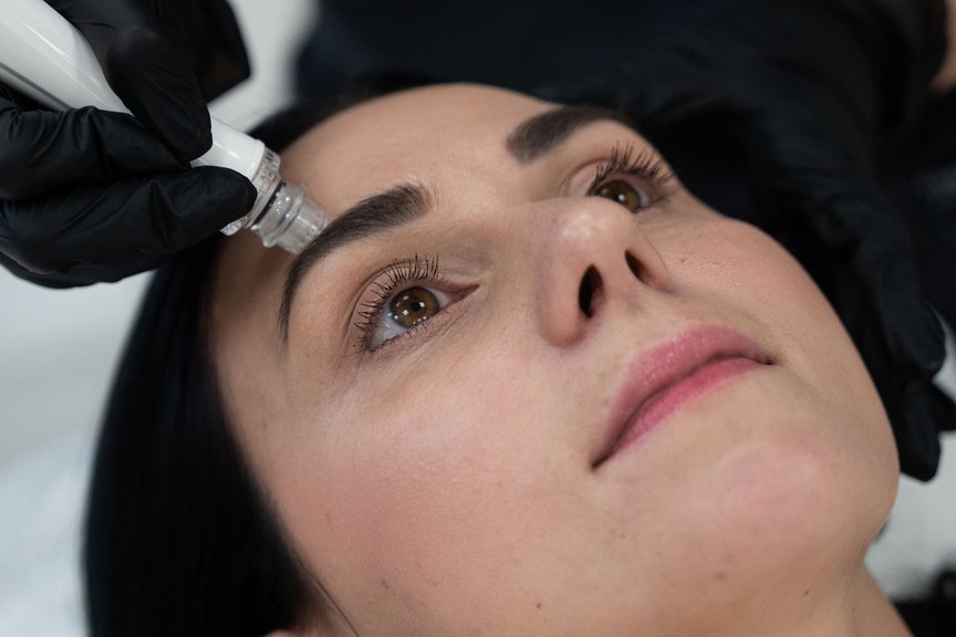 Косметолог проводить апаратну чистку обличчя