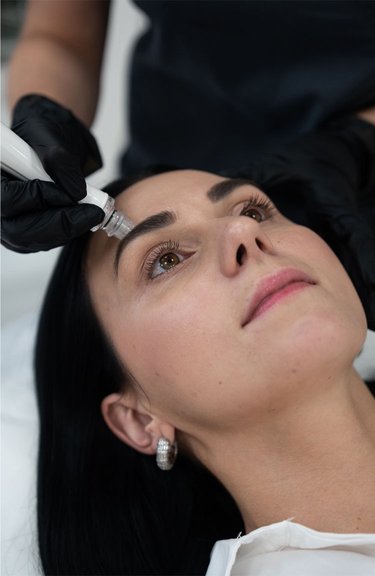 Косметолог проводить апаратну чистку обличчя