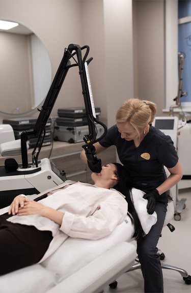 Косметолог проводить процедуру лазерного шліфування обличчя