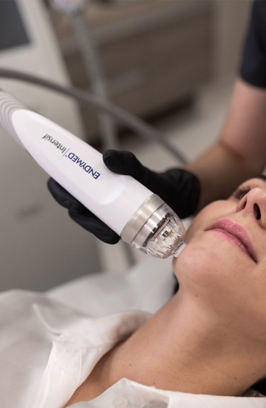 Косметолог проводить процедуру мікроголкового RF-ліфтингу обличчя