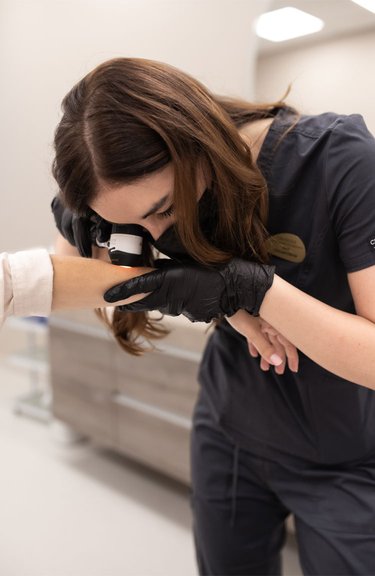 Лікар-дерматолог проводить видалення шкірних новоутворень