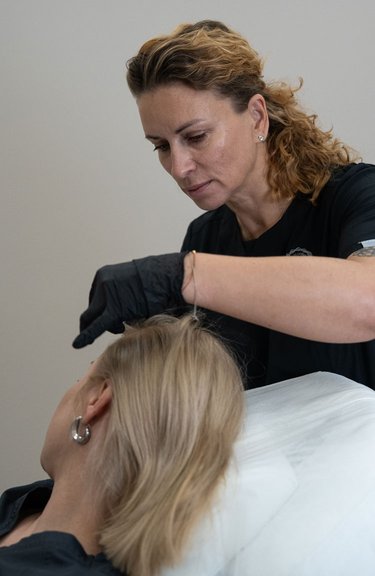 Трихолог проводить консультацію пацієнта щодо стану волосся та шкіри голови