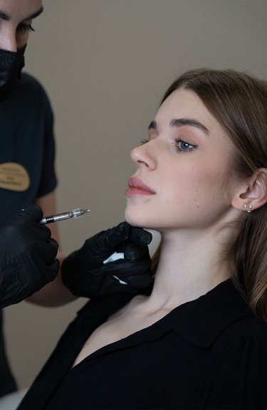 Контурна пластика підборіддя — робота косметолога крупним планом