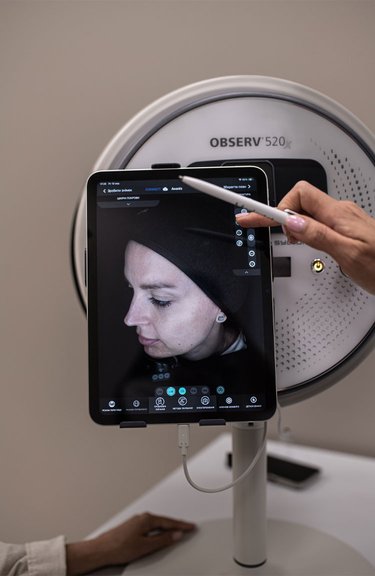 Процес сканування обличчя під час комп’ютерної діагностики