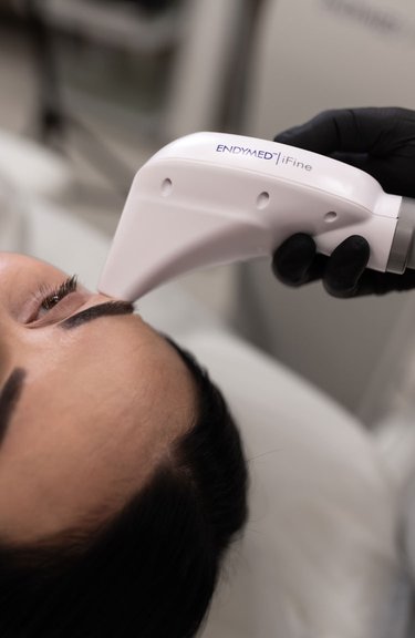 Інʼєкційна процедура для усунення темних кіл та зморшок під очима