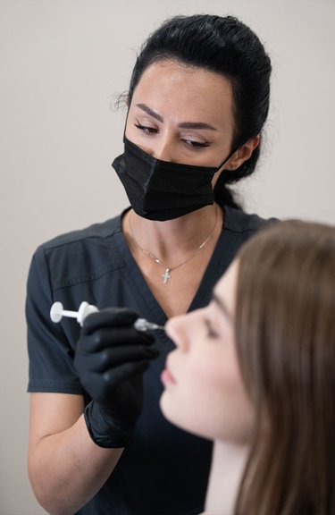 Інʼєкційна процедура для покращення контурів обличчя