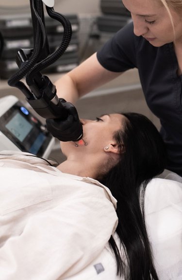 Процес вирівнювання шкіри за допомогою лазерного апарата