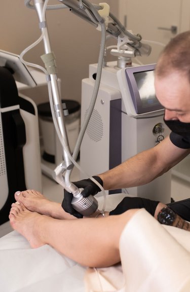 Процес шліфування шкіри лазером для усунення рубців і шрамів