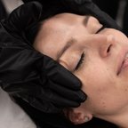 Процес стимуляції шкіри мікрострумами для покращення тонусу