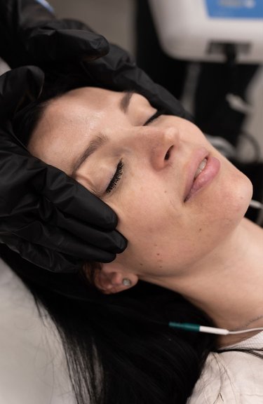 Процес стимуляції шкіри мікрострумами для покращення тонусу