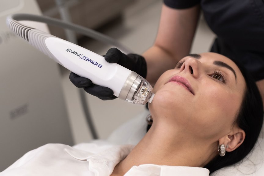 Процес омолодження шкіри за допомогою мікроголкової радіохвильової терапії