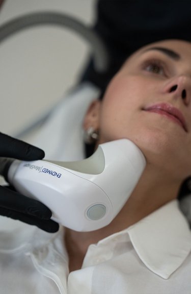 Процес радіохвильового ліфтингу для підтяжки та тонізації шкіри