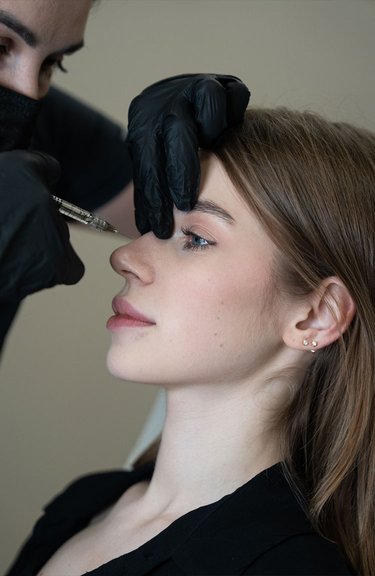 Контурна пластика носа — робота косметолога крупним планом