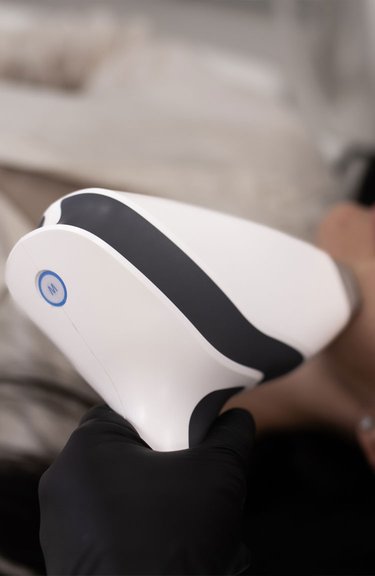 Процес фототерапії шкіри — лікування висипань світловим апаратом