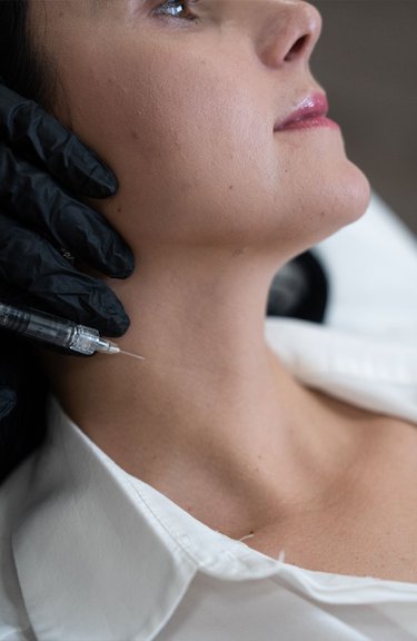 Біоревіталізація — робота косметолога крупним планом