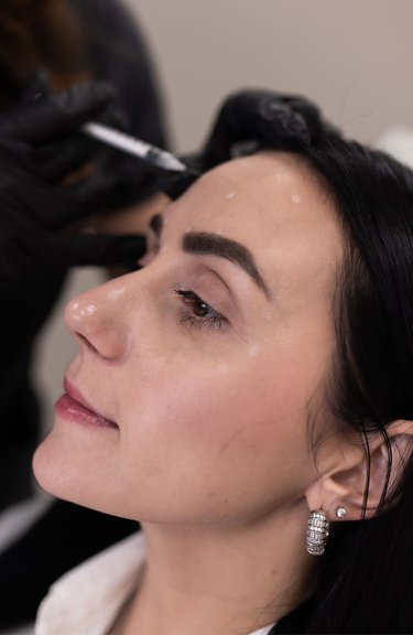 Ботулінотерапія — корекція зморшок, робота косметолога крупним планом