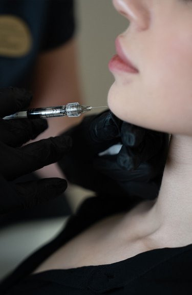 Інʼєкційна процедура для покращення форми підборіддя