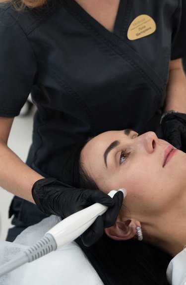 Апаратна чистка обличчя — робота косметолога крупним планом