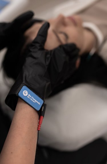 Мікрострумова терапія обличчя — робота косметолога крупним планом