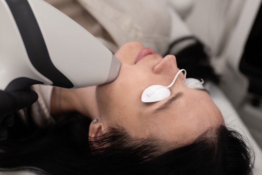 Фототерапія акне / постакне — процедура у косметолога крупним планом