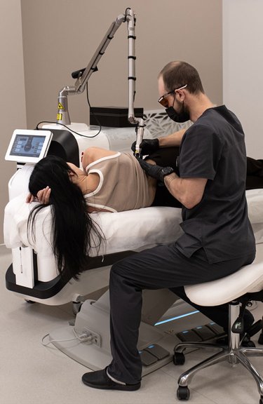 Лазерне видалення татуювань — робота косметолога крупним планом