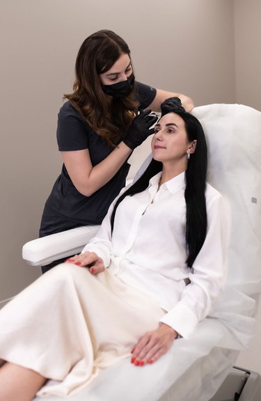 Косметолог виконує інʼєкції під час ботулінотерапії для корекції зморшок