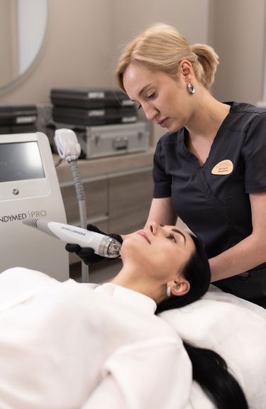 Косметолог проводить процедуру мікроголкового RF-ліфтингу обличчя