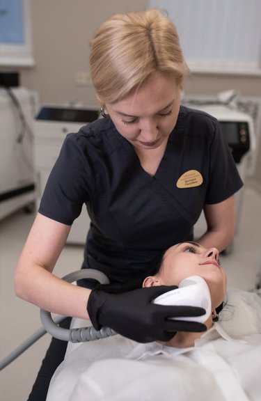 Косметолог проводить процедуру неінвазивного RF-ліфтингу обличчя