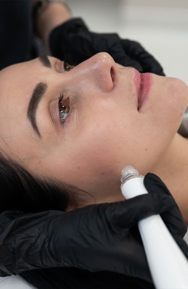 Апаратна чистка обличчя